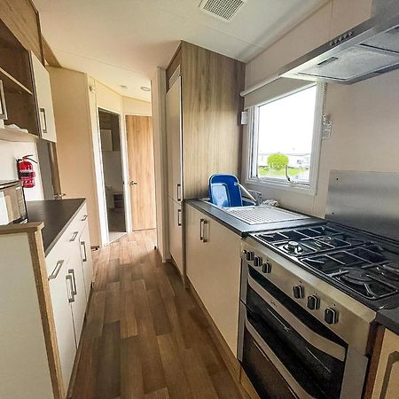 Superb 6 Berth Caravan At St Osyth Beach, Near Clacton-On-Sea Ref 28008Mc Luaran gambar
